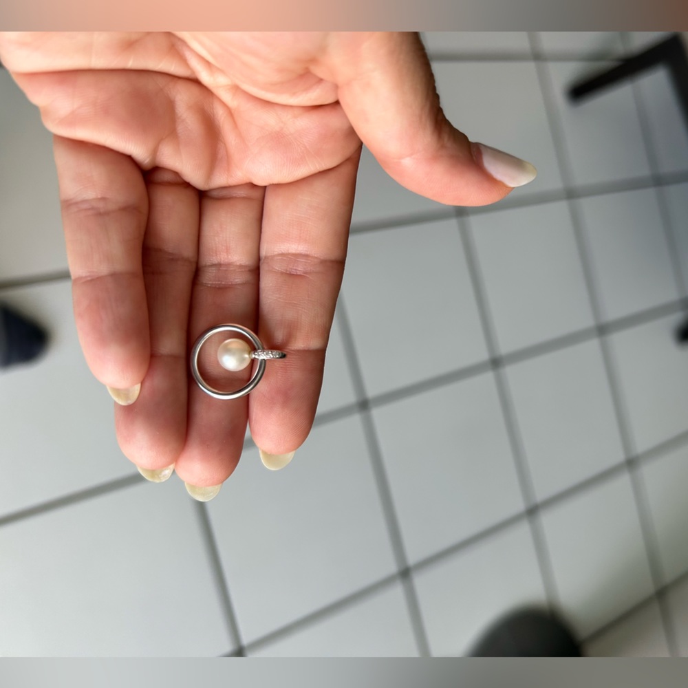 Pearl and white gold pendant